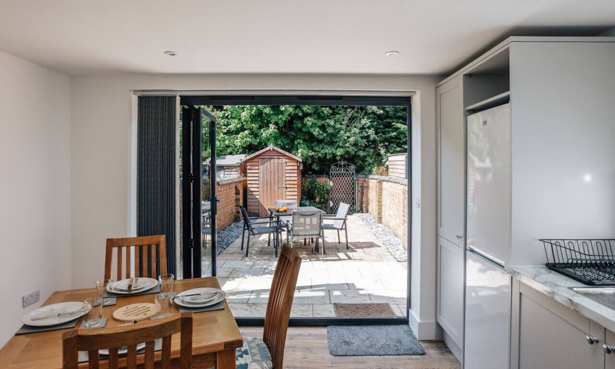 Henley House | Apple Blossom - Central Henley with free road parking