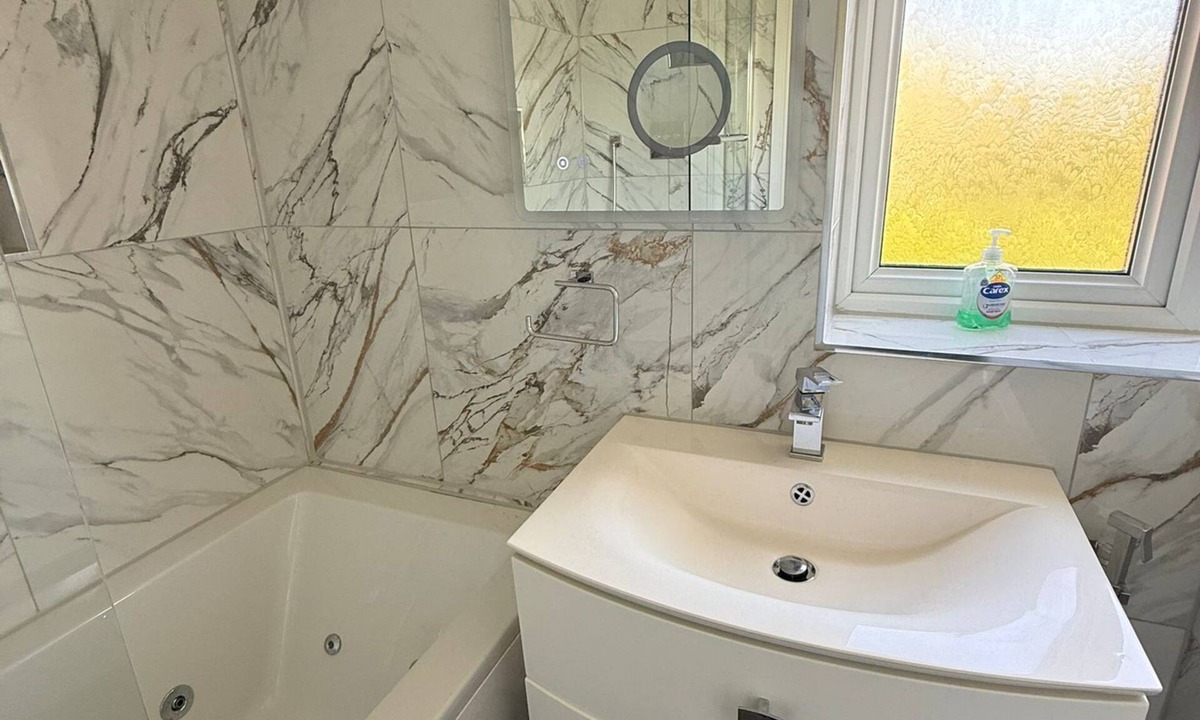 Two Mile Ash House | Awesome 5-bedroom house in quaint Two Mile Ash perfect for families& Contractors