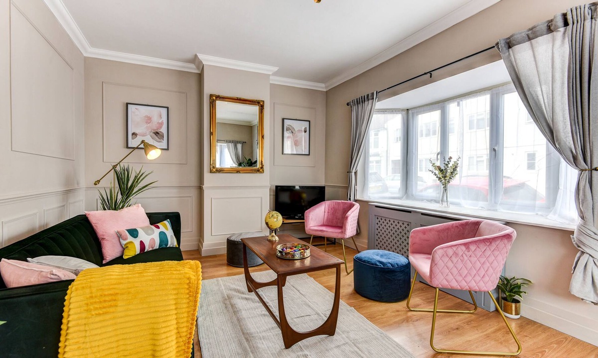 Hove House | Beautiful 4 Bed House, 3 minutes to sea, sleeps 8