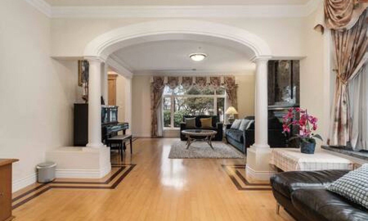Oakridge House | Beautiful 6 BD House in a Desirable Neighborhood