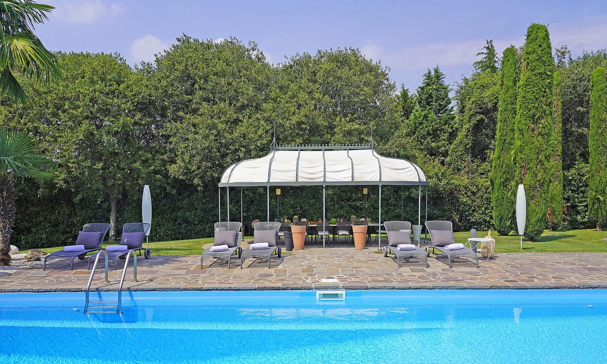 Monte Villa | Beautiful Country Estate with large garden, private pool, AC, 6 bedrooms, beside golf course