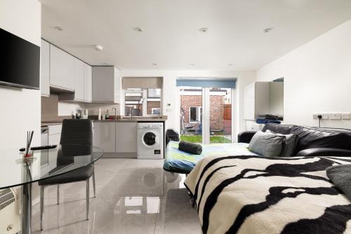 Hendon Apartment | Beautiful Garden Studio NW4
