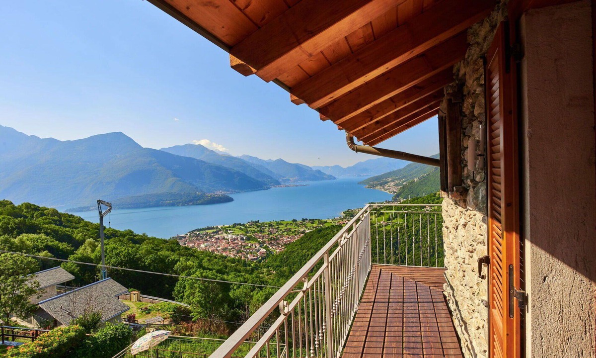Peglio House | Beautiful private villa for 4 guests with WIFI, TV, patio and pets allowed