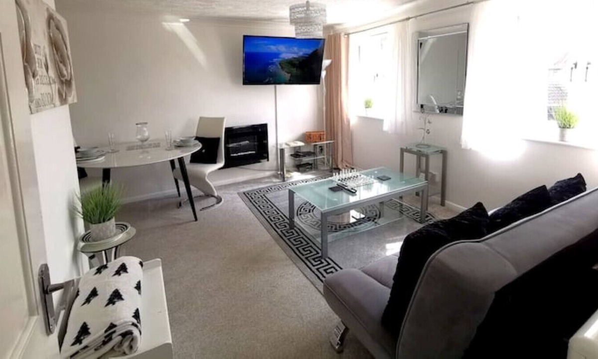 Worthing Apartment | Beautiful & Spacious 1 Bed maisonette with parking