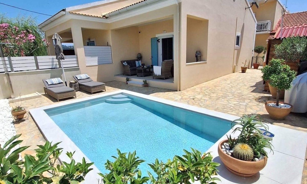 Ag. Georgios Villa | Beautiful villa with private infinity pool at 300m from the beach and restaurant