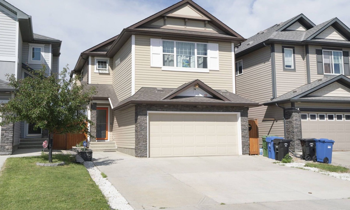 Panorama Hills House | Beautifully upgraded home- 2 min from restaurants, grocery, shops & Stoney Trail