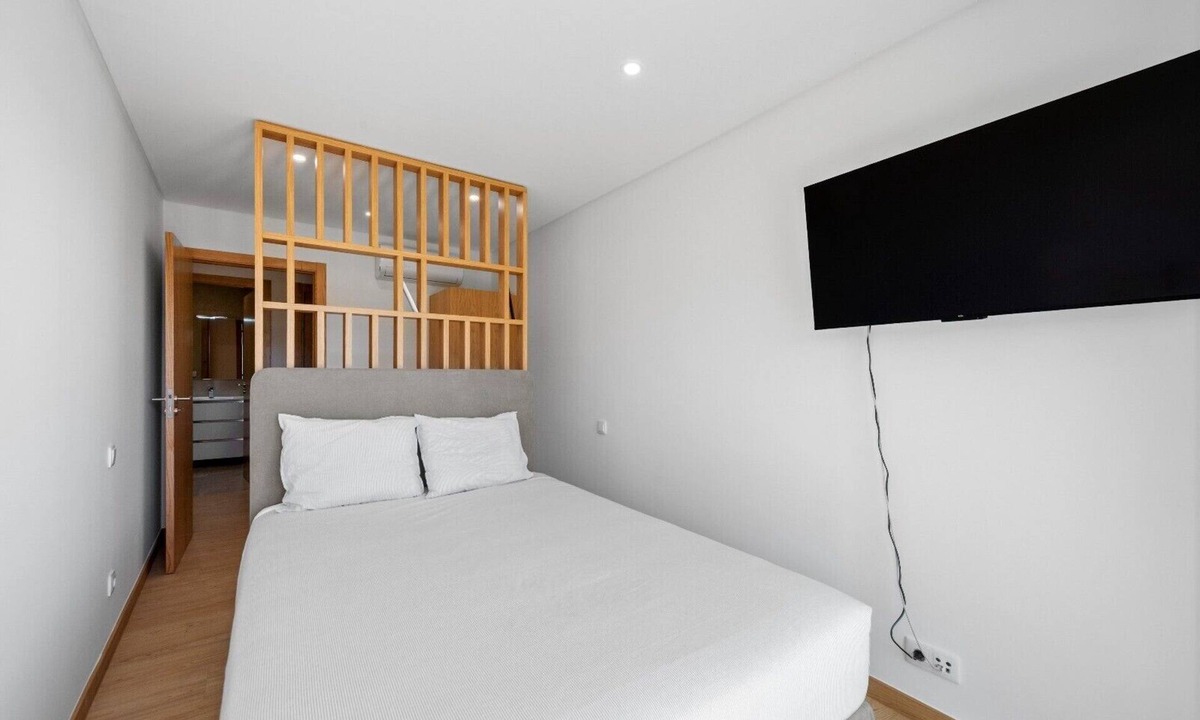 Vila Real Apartment | Bed and Breakfast 'Piso Lua' with Mountain View and Heated Pool