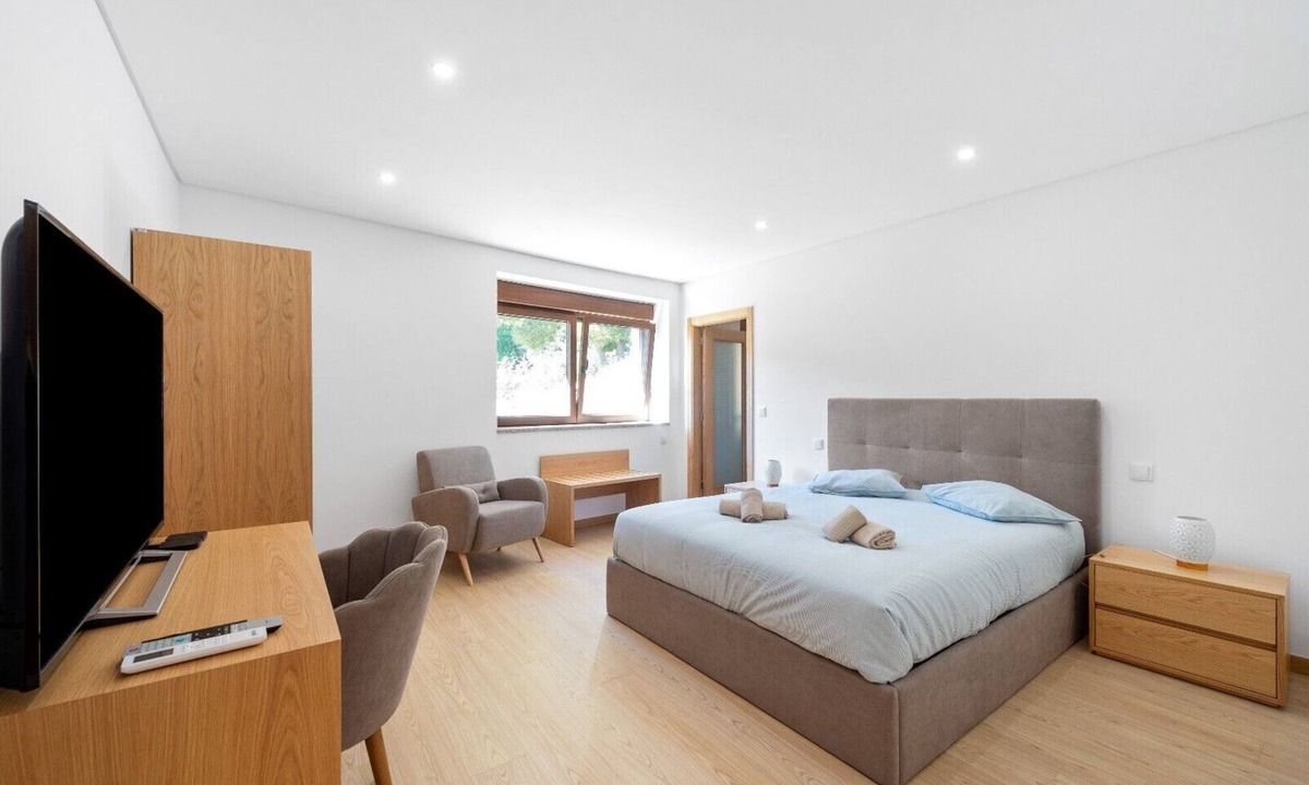 Vila Real Apartment | Bed and Breakfast 'Piso Vénus -T1 Com Piscina Aquecida' with Mountain View