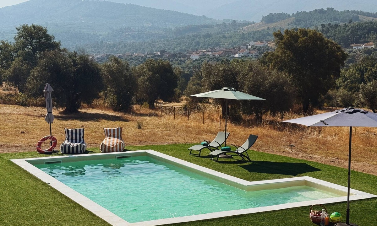 Fundao House | Beira Baixa family retreat with mountain views, AC/breakfast!