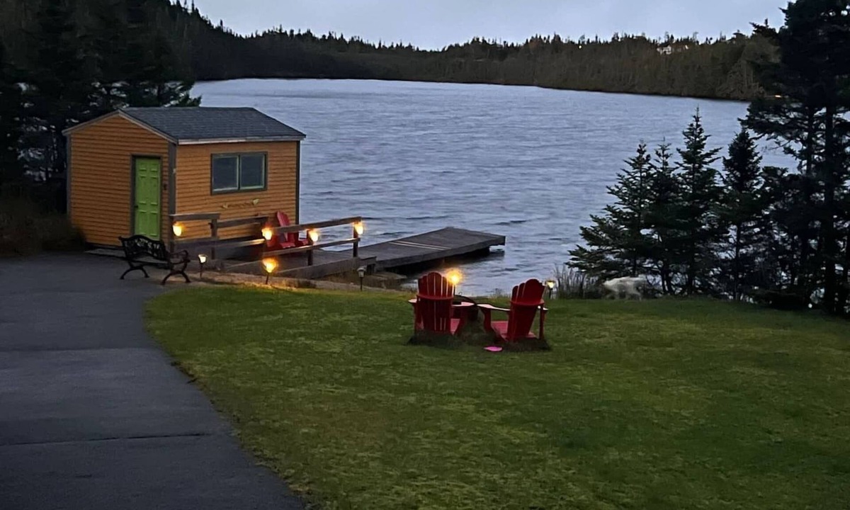 Brigus Junction House | Bermuda Waterfront: Ultimate Lakehouse Experience