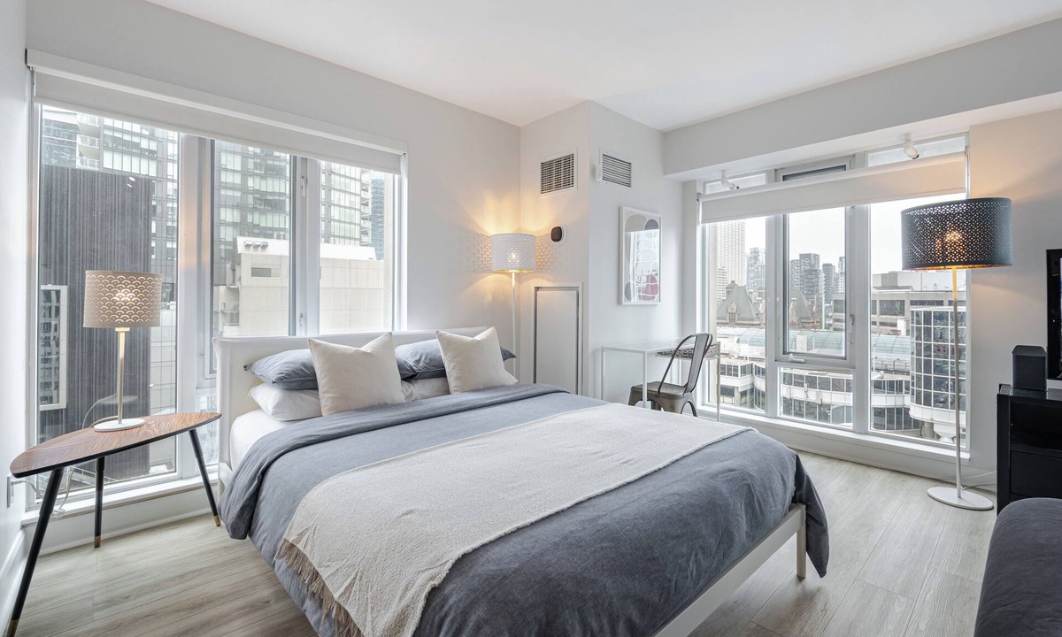 Downtown Toronto Apartment | ★ Best Downtown Location ★ Easy Transit Access ★ Fast Wi-Fi!