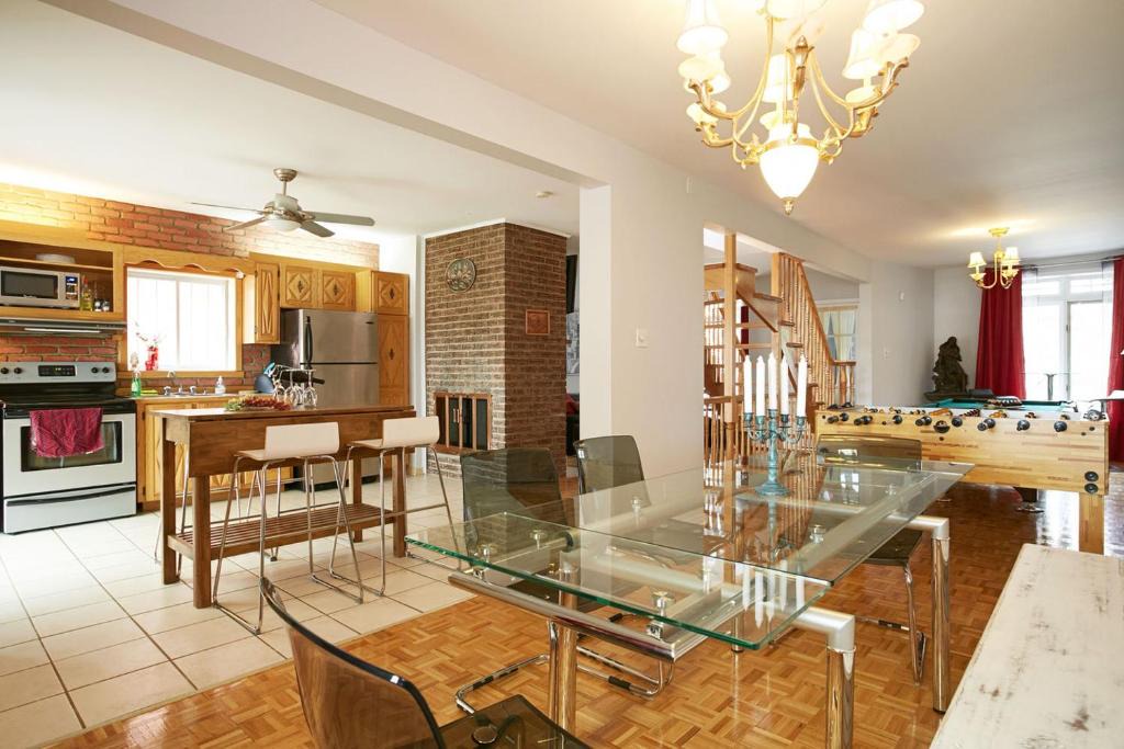 Cote-Saint-Paul House | Big Cozy House