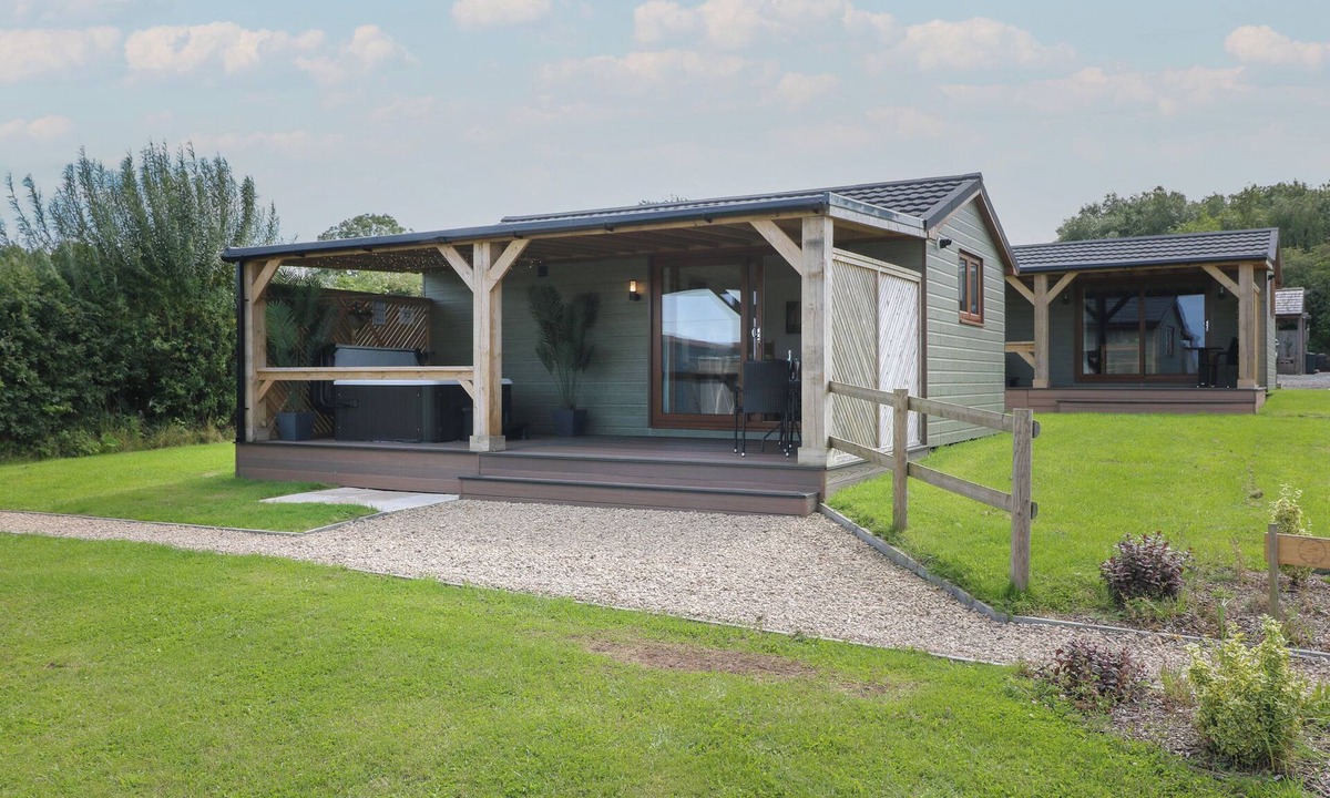 Swadlincote Cottage | BIRCH, romantic, luxury holiday cottage, with hot tub in Donisthorpe