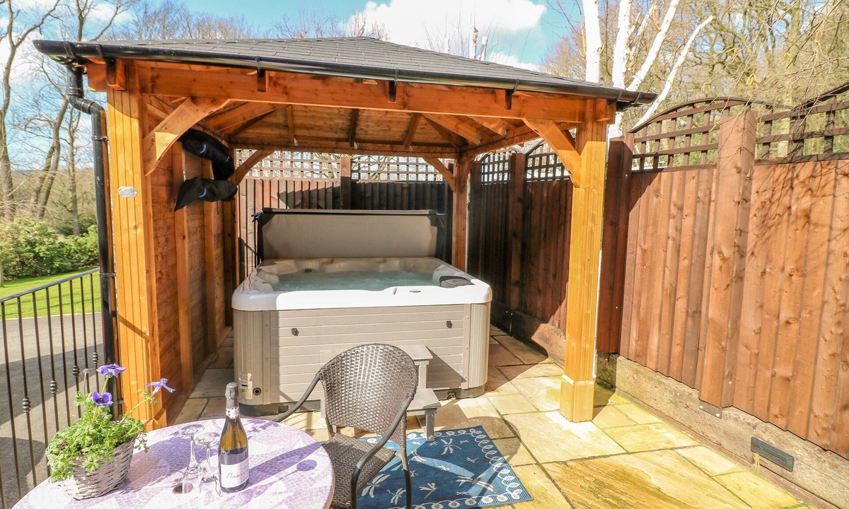 South Wingfield Cottage | BLUEBELL COTTAGE, pet friendly, with hot tub in Oakerthorpe