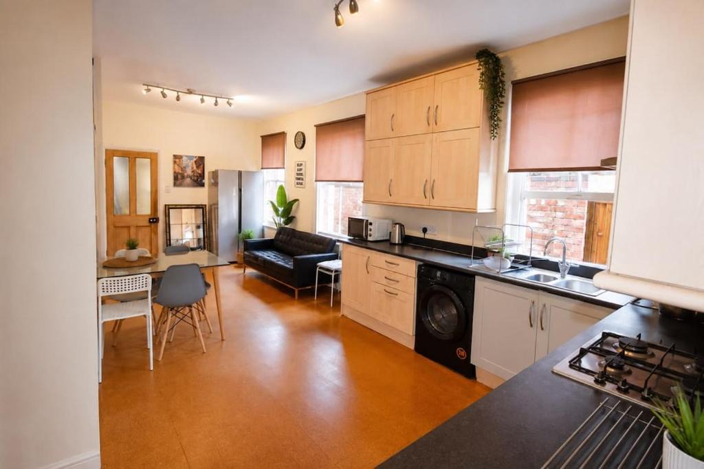 Northampton House | Bostock Villa, Northampton Centre, Large-rooms, Recently refurbished, Netflix, Communal spaces
