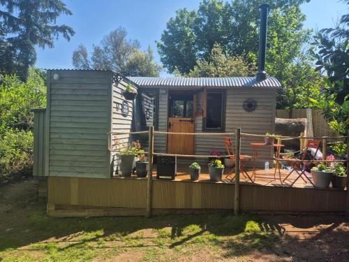 Northampton House | Brewers Bolt Cozy Unique Shepherds Hut - Hot Tub!