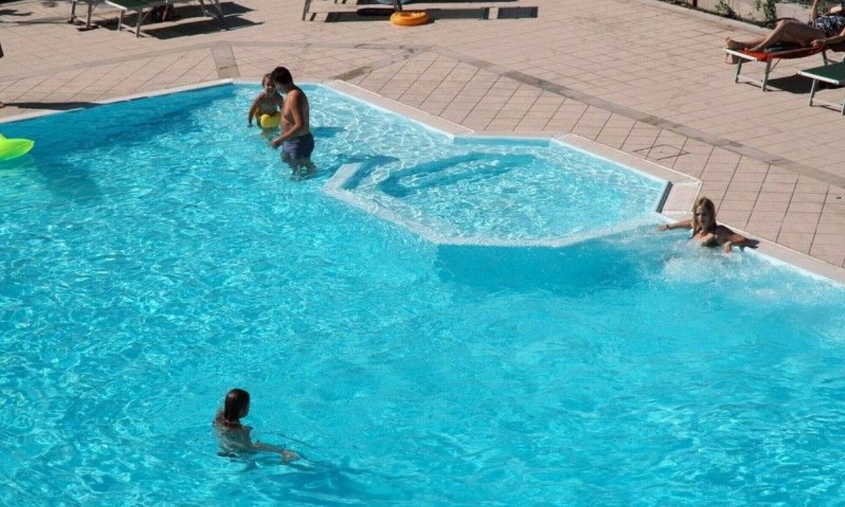 Domaso Resort | Bright and modern apartments with pool and beach and luxurious villas on the S