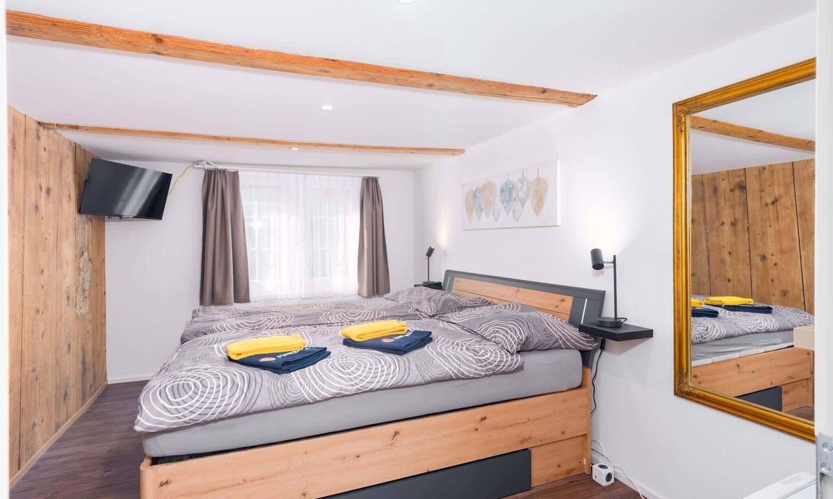 Naefels House | Bright Double Room near Glarus, Shared Bath