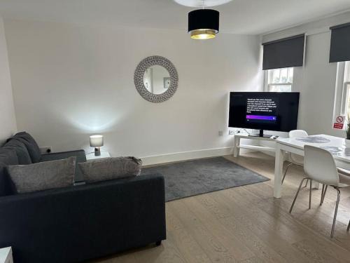 Brentwood Apartment | Bright, spacious and modern flat