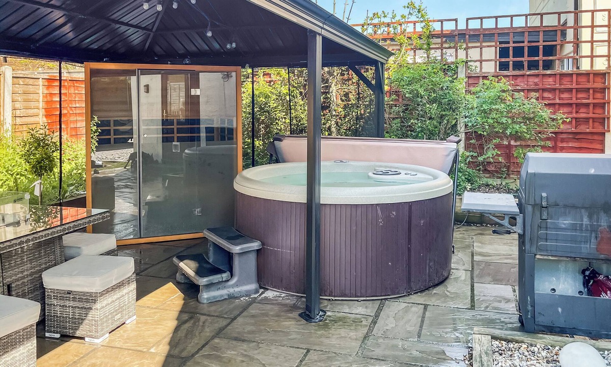 Purleigh Cottage | Bright spacious house with hot tub close to all amenities.