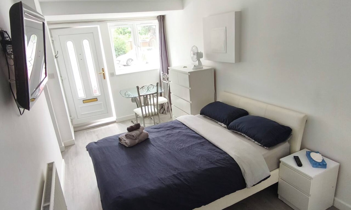 Chelmsford Apartment | Bright & Stylish Studio Flat
