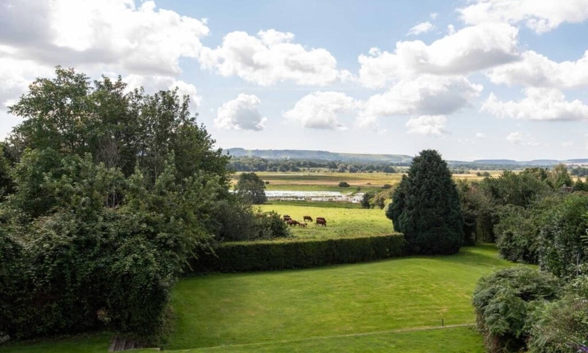 Pulborough House | Brookside House with Hot Tub, Pulborough