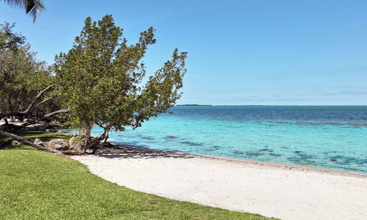Rock Harbor Condo | Buttonwood Bay. Luxurious, Tropical Modern Single-Level Lifestyle. Sleeps Six.