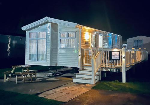 Tattershall Cabin | Calypso Hot Tub Breaks Tattershall Lakes Pet Friendly
