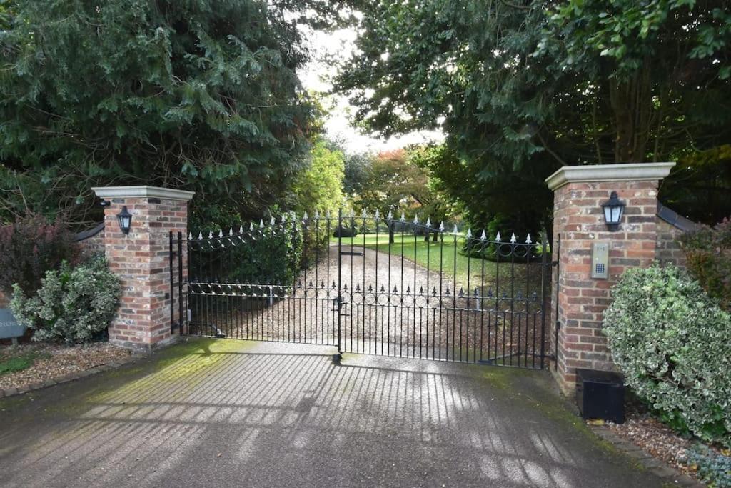 Grasby House | Canalside Manor House Annexe with Secure Parking
