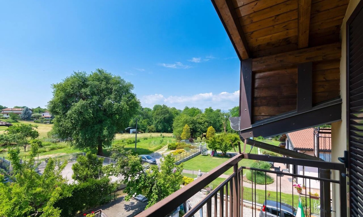 Cadrezzate Apartment | Casa Maddalena Private Beach, 2BR Sleeps 4, Cadrezzate con Osmate, Italy