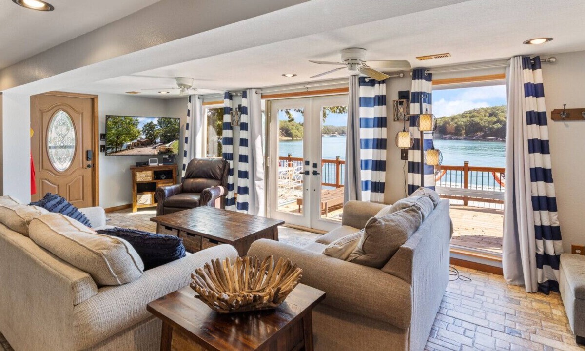 Osage Beach House | Castaway Cabin- Outdoor Fireplace, kayaks & more!