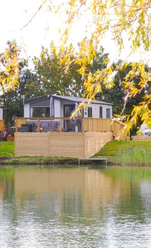 Holton Le Clay Cabin | Castleton Static lodge on Wold View Fisheries Leisure Park