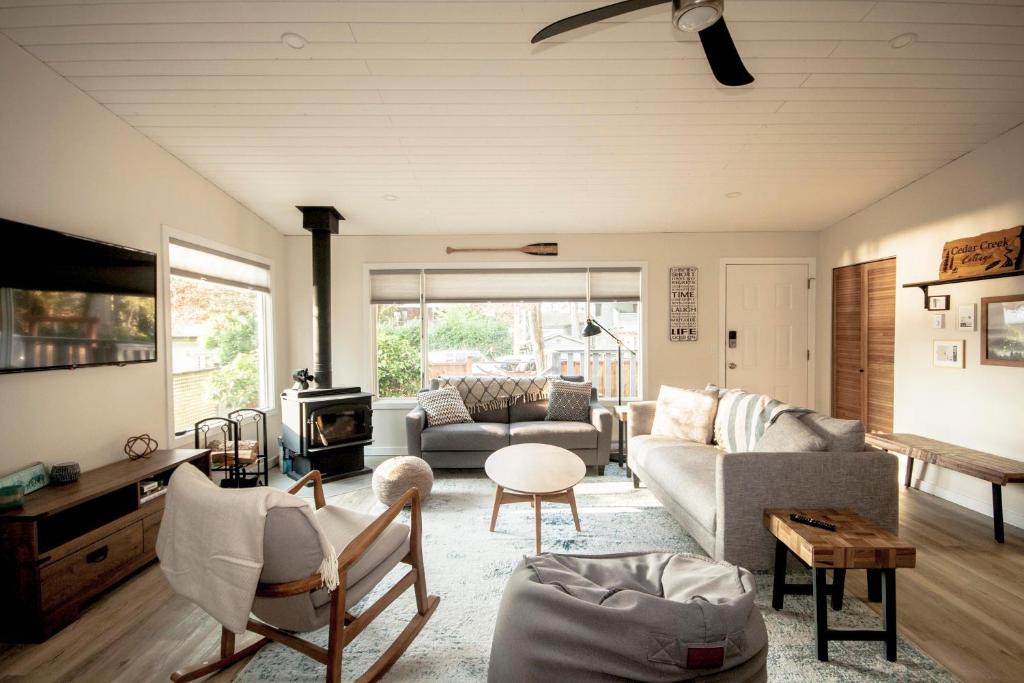 Tuwanek House | Cedar Creek Cottage 4BR - Welcome to Your Private Oasis Steps from the Beach