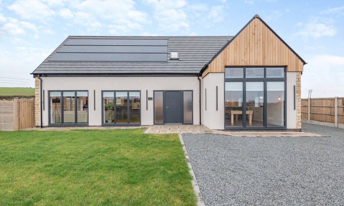 Pleasley House | Cedar Lodge - Pleasley Vale