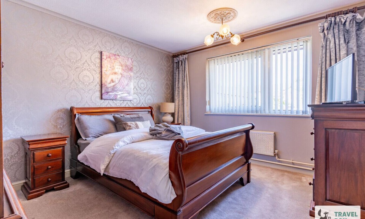 Nottingham House | Central Aster House 3 Bedrooms Parking