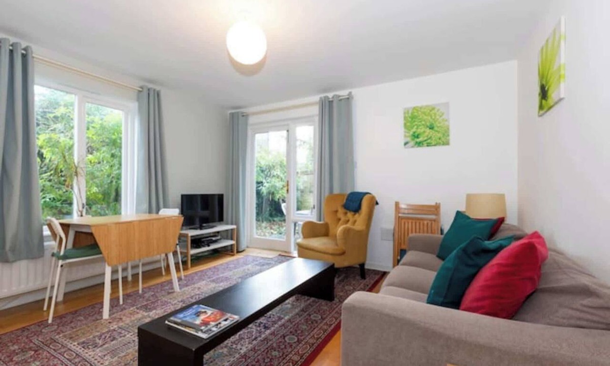 St. George's House | Charming 2BD Retreat with Garden and Parking