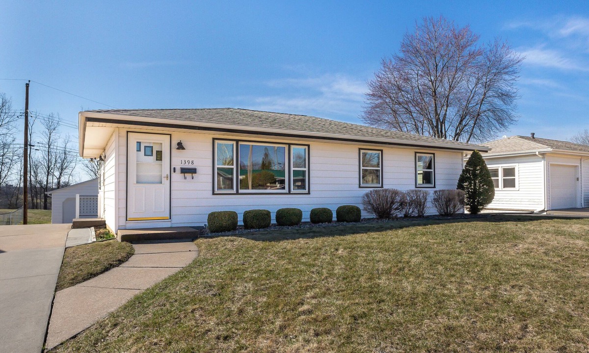Dubuque House | Charming 3 Bedroom 2.5 Bathroom House centrally located in Dubuque IA.