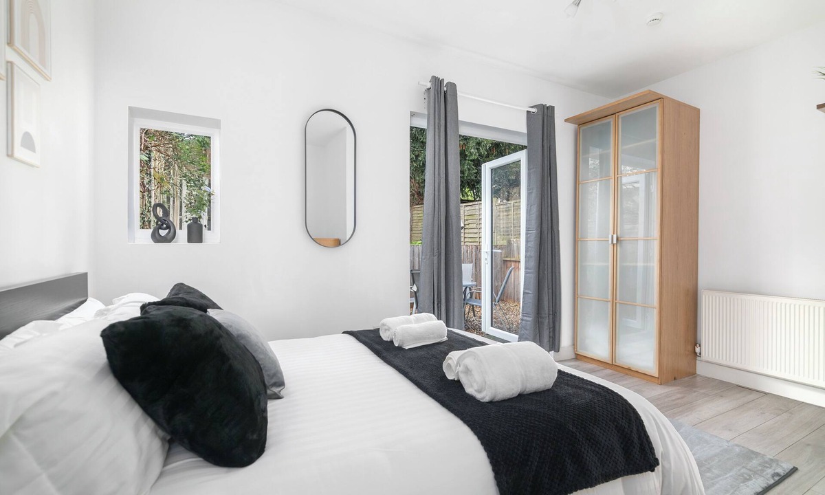 Canons House | Charming 3-bedroom house in serene Edgware