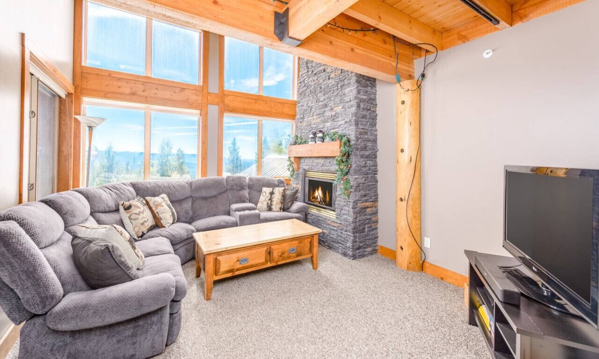 Snow Pine Estates Villa | Charming Alpine Retreat w/Private Hot Tub