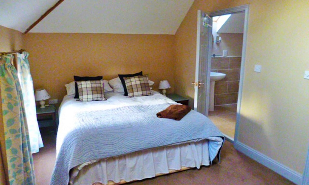 Breedon on the Hill Cottage | Charming mews cottage with modern comfort, No Deposit