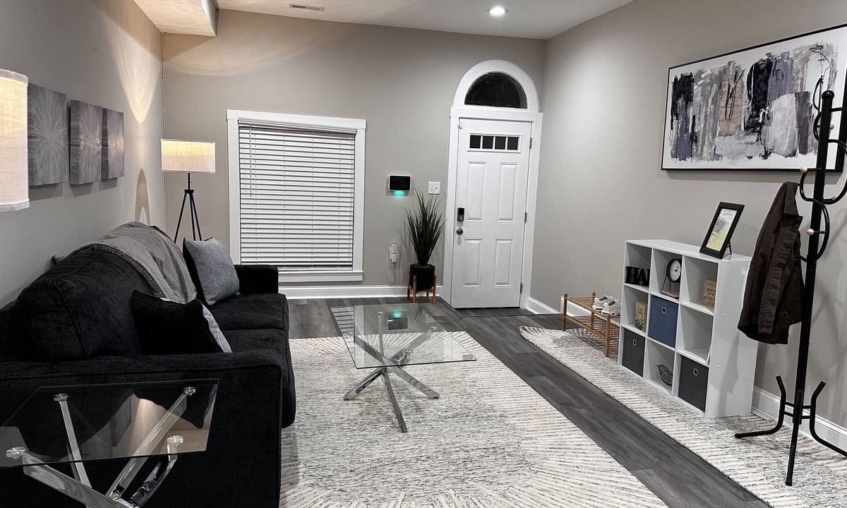 Downtown Baltimore House | Charming Rowhome - Close to Fell's Point, Canton, Inner Harbor & Johns Hopkins