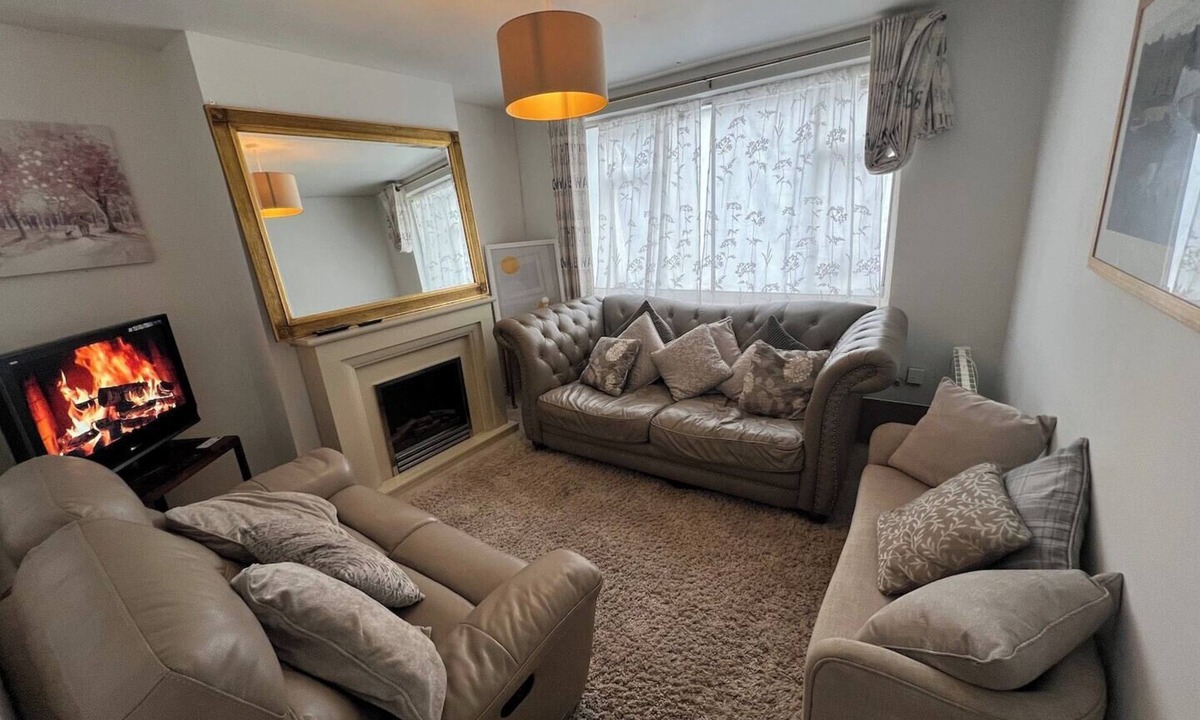 Worksop House | Charress House, 5/6 Bedrooms, 9 beds, 3 bathrooms Contractors/Friends/Families.
