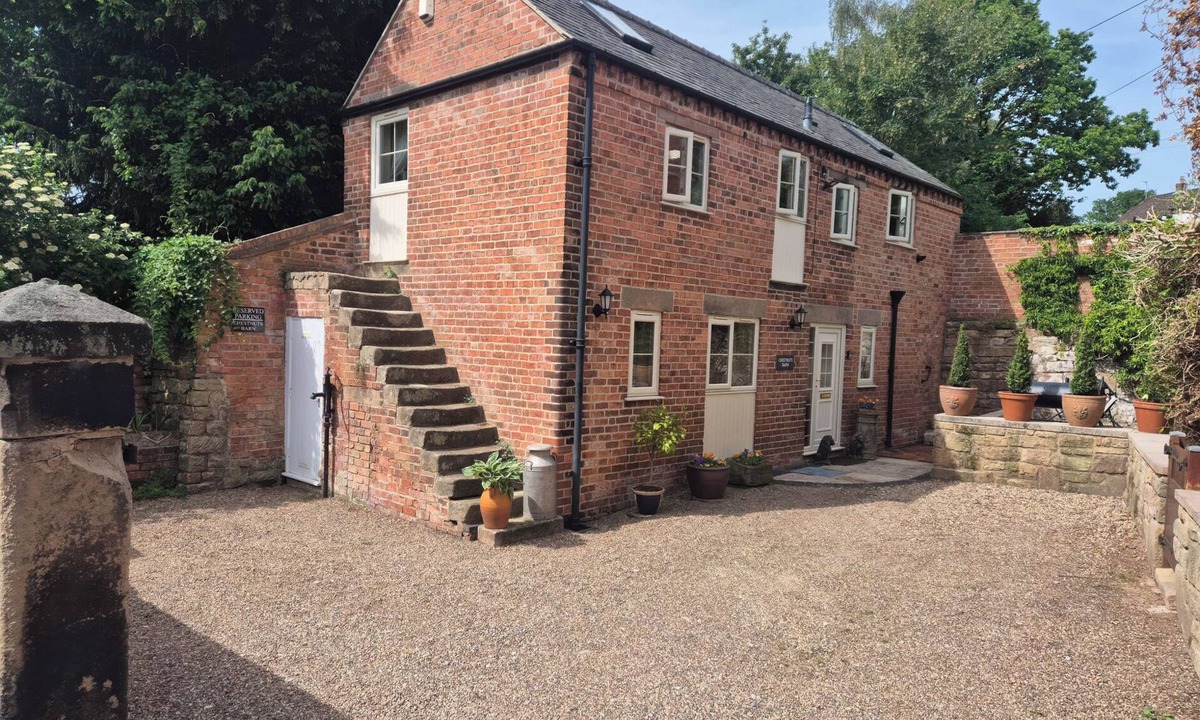 Duffield Cottage | CHESTNUTS BARN, pet friendly, with a garden in Holbrook, Derbyshire