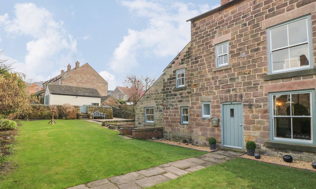 Belper Cottage | CHEVIN VIEW, pet friendly, character holiday cottage in Belper