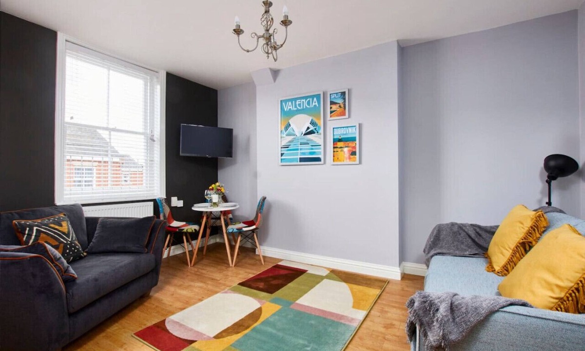 Castle Donington Apartment | Chic Apt Near EMA; Free Gym+Pool Access, Parking