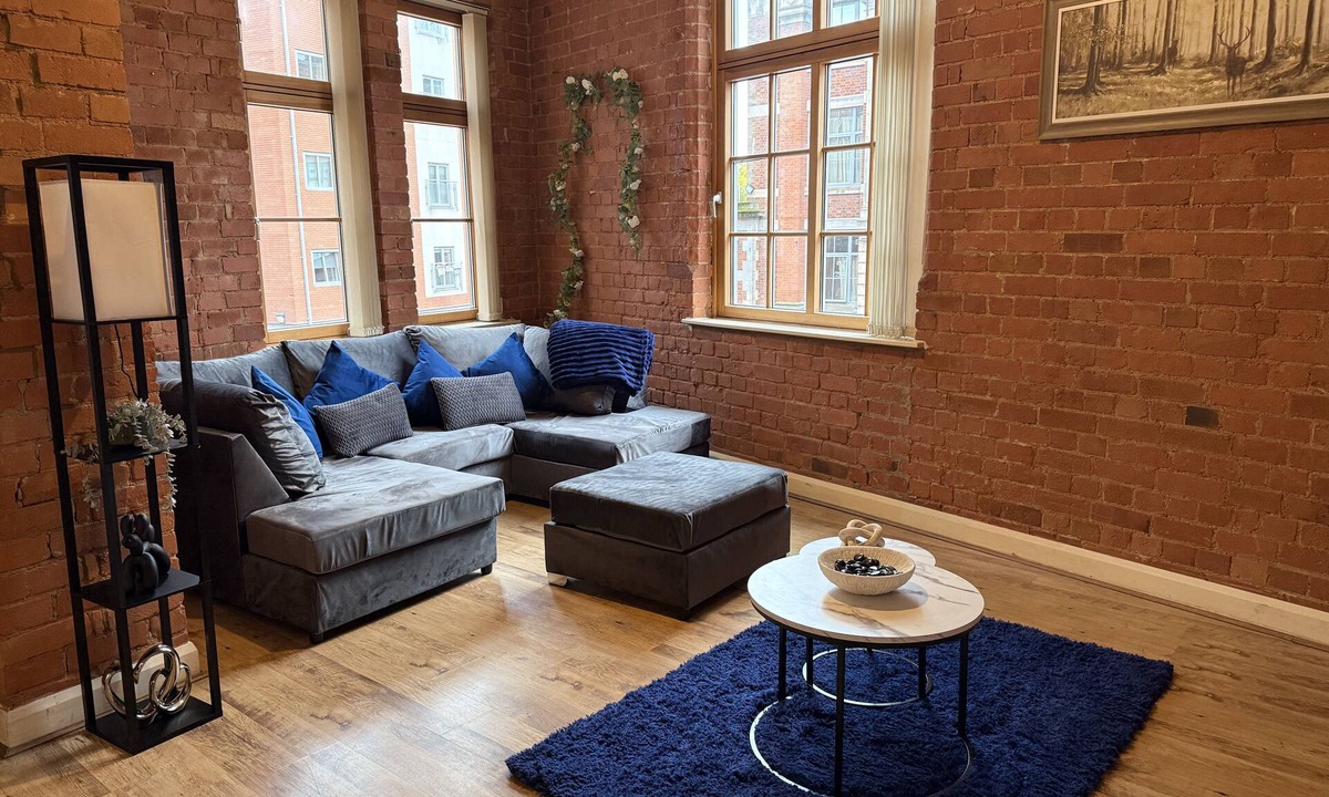 Leicester Apartment | City Centre 2-Bed | 2 Balconies | 65" TV | Netflix | Free Parking