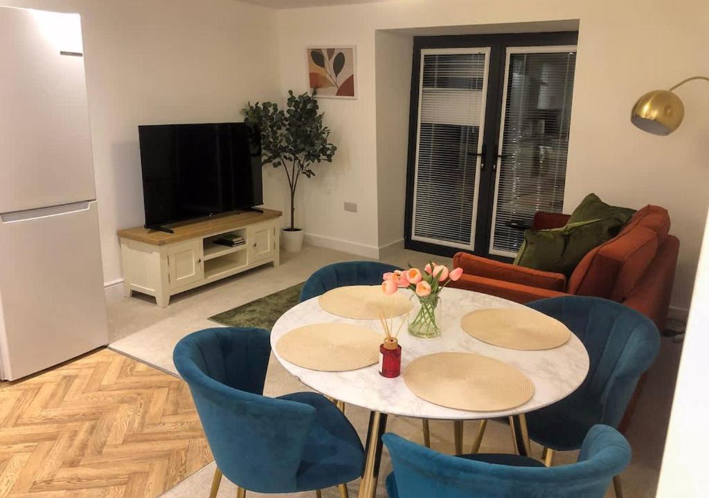 Derby Apartment | City Centre Penthouse, Free Secure Parking, Sleeps 4