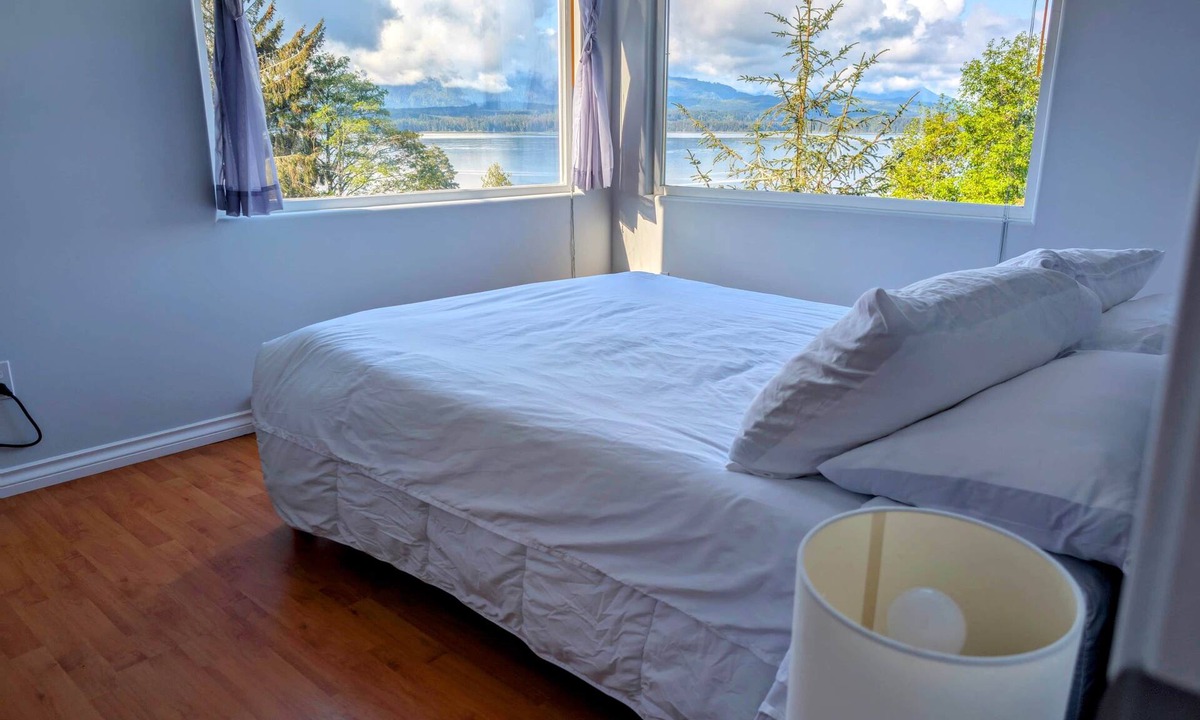 Alert Bay Cottage | Cliff Haven on the Bay, Panoramic Ocean & Mountain views, 1 bdrm, 2 beds Cottage