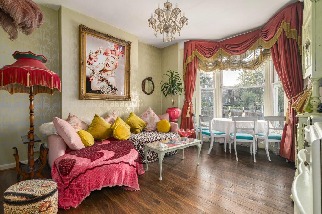 Tottenham Green House | Colourful 3BDR Home with Garden and Spa Bath