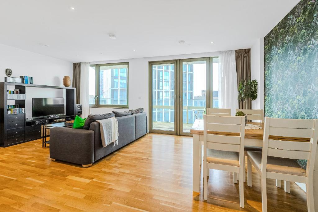 Stratford Apartment | Comfortable 2BR with balcony in Stratford, 3min DLR
